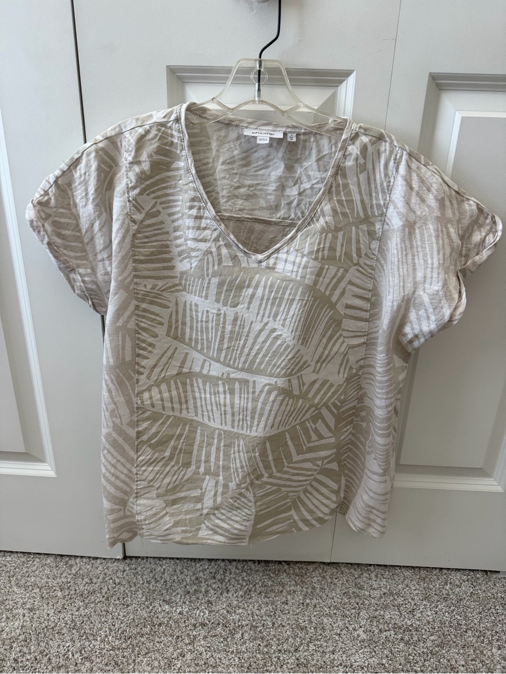 Chico's Linen Blend Tropical Leaf V-Neck Top Beige White Size 1 Short Sleeve